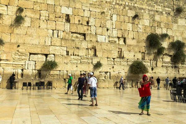 ユダヤ人の崇拝者は、嘆きの壁で祈る重要なユダヤ人の宗教的なサイト — ストック写真