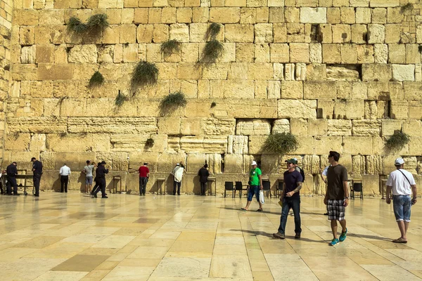 Jewish worshipers pray at the Wailing Wall an important jewish religious site — Stock Photo, Image