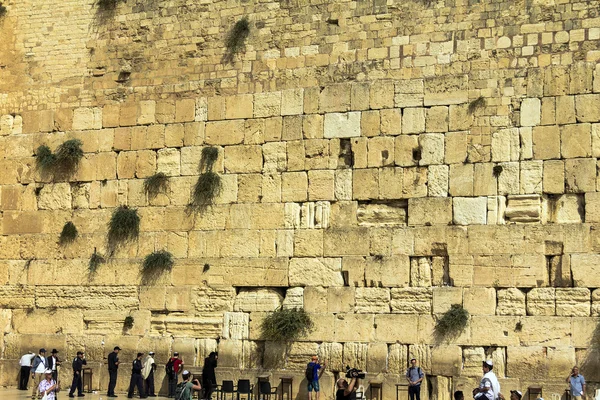 Jewish worshipers pray at the Wailing Wall an important jewish religious site — Stock Photo, Image