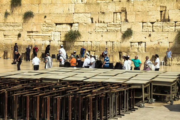 Kimliği belirsiz Yahudiler Bar Mitzvah töreni Batı duvarının yakınında harcamak — Stok fotoğraf