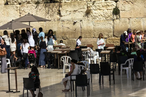 Unidentified Jews women watching through the fence to the female sector of the  conduct Bar Mitzvah ceremony near Western Wall — Stock Photo, Image