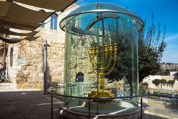 Gouden menora - kopie van een gebruikt in tweede tempel in Joodse wijk. Jerusalem, Israël — Stockfoto