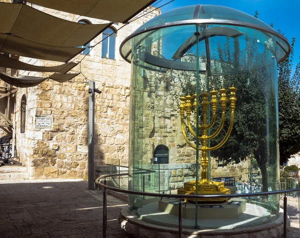황금 메노라-유대인 분기에서 두 번째 성전에서 사용 된 하나의 복사본 예루살렘, 이스라엘 — 스톡 사진