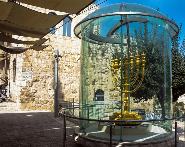 Altın Menorah - bir Yahudi Mahallesi ikinci tapınak olarak kullanılan kopyası. Jerusalem, İsrail