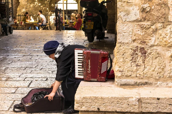 Kvinnan musiker dragspel i ett av hörnen av de judiska kvarteren i den gamla staden. Jerusalem, Israel — Stockfoto