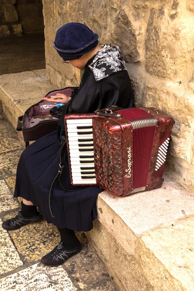 Kvinna musiker dragspel beräknar resultat i ett av hörnen av de judiska kvarteren i den gamla staden. Jerusalem, Israel — Stockfoto