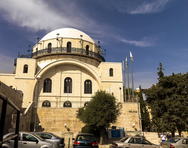 Witte gevel beroemde hersteld Hurva synagoge. Jerusalem, Israël — Stockfoto