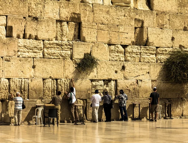 Unidentified jewish worshipers pray at the Wailing Wall — Stock Photo, Image