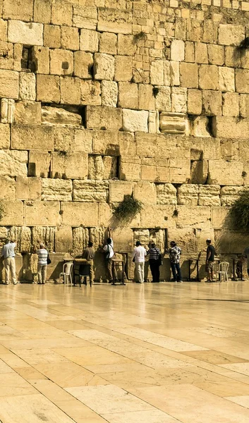 Adoradores judeus não identificados rezam no Muro das Lamentações — Fotografia de Stock