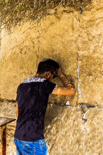 Unbekannter junger jüdischer Verehrer mit Totenkopf betet an der Klagemauer einer wichtigen jüdischen religiösen Stätte — Stockfoto