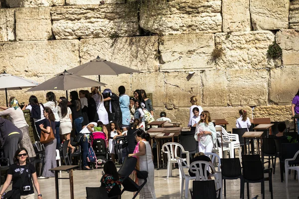 Niet-geïdentificeerde Joden vrouwen kijken door het hek aan de vrouwelijke sector de gedragscode Bar Mitzvah ceremonie in de buurt van Klaagmuur — Stockfoto