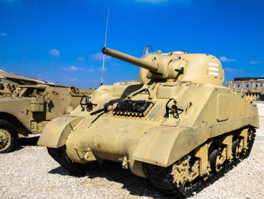 Sherman Tank M4a3 105mm ateş desteği ile. Latrun, İsrail
