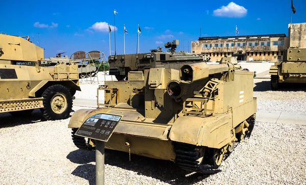 Brenträger mit Flammenwerfer. latrun, israel — Stockfoto