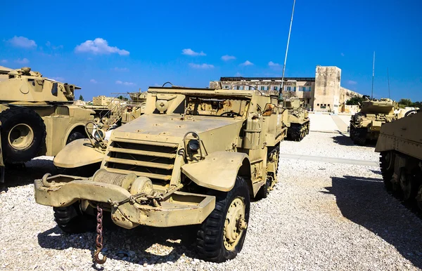 M3 half-track vervoerder tentoongesteld in het jad La-Sjirjon Armored Corps Museum in Latrun. Israël — Stockfoto