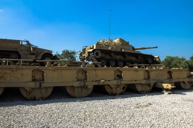 M60 Patton tankı M9 Dozer bıçağı ve M3 Yarı taşıyıcı köprü duba üzerinde. Latrun, İsrail