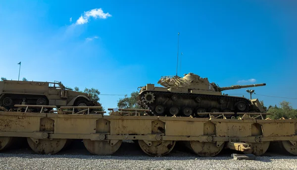 M60 Patton tankı M9 Dozer bıçağı ve M3 Yarı taşıyıcı köprü duba üzerinde. Latrun, İsrail
