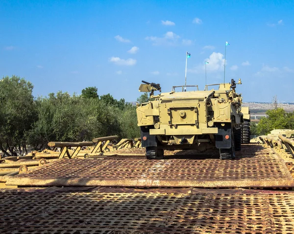 Porte-avions semi-chenilles M3 sur le pont Pontoon. Latrun, Israël — Photo