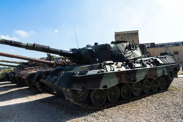 Russisch made tanks met gevangen door Idf tentoongesteld in het jad La-Sjirjon Armored Corps Museum op Latrun. Latrun, Israël — Stockfoto