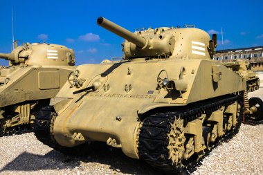  Sherman Tank M4a3 105mm ateş desteği ile. Latrun, İsrail