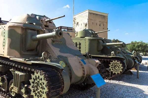 Tanques medios americanos en exhibición desde la izquierda M3 Grant, M3 Lee y M3A1 Stuart. Latrún, Israel — Foto de Stock