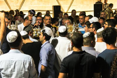 Simhath Tevrat töreni tanımlanamayan Yahudi insanlar. Tel Aviv.