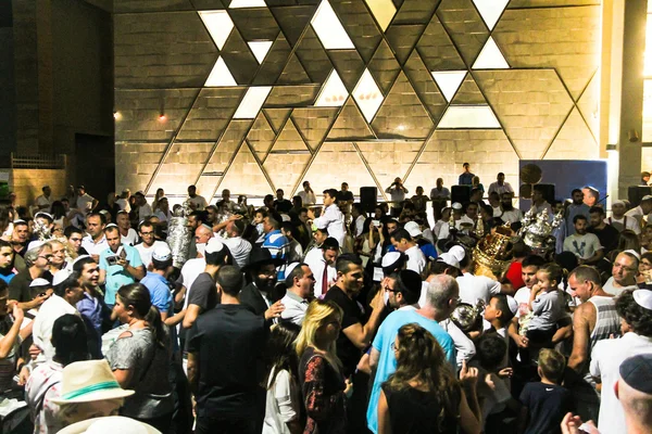 Muži tanec s Bible svitky během obřadu Simhath Tóry. Tel Aviv. Izrael — Stock fotografie