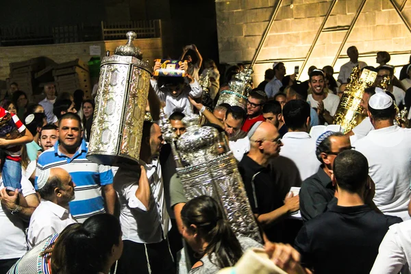 Unbekannte jüdische Menschen bei der Zeremonie der Simhath Tora mit Chuppah. Tel.. — Stockfoto