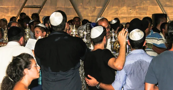 Onbekende Joodse man die op ceremonie van Simhath Torah bidt. Tel Aviv. — Stockfoto