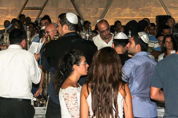 Onbekende Joodse man die op ceremonie van Simhath Torah bidt. Tel Aviv. — Stockfoto