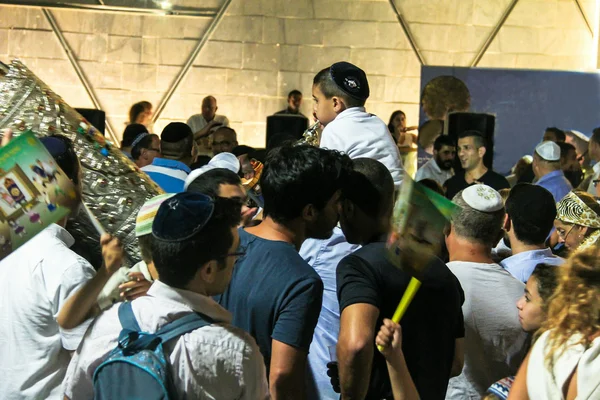 Los hombres bailan con pergaminos bíblicos durante la ceremonia de Simhas Torá. Tel Aviv. Israel — Foto de Stock