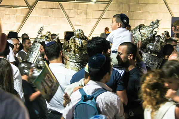 Men dance with Bible scrolls during the ceremony of Simhath Torah. Tel Aviv. Israel — Stock Photo, Image