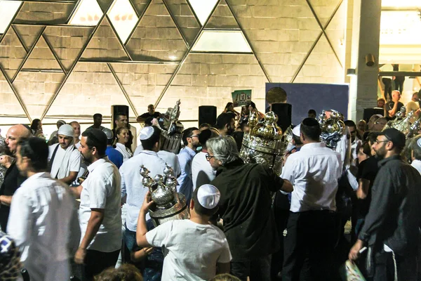 Taniec z Biblii przewija mężczyzn podczas ceremonii Swieto tory. Tel Awiw. Izrael — Zdjęcie stockowe