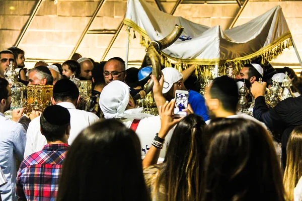 Gente ebrea non identificata alla cerimonia di Simhas Torah. Tel Aviv . — Foto Stock