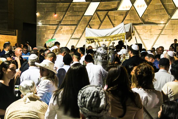 Gente ebrea non identificata su cerimonia di Torah Simhas con Chuppah — Foto Stock