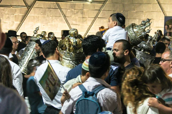 Homens dançam com pergaminhos bíblicos durante a cerimônia de Simhas Torá. Tel Aviv. Israel Fotos De Bancos De Imagens