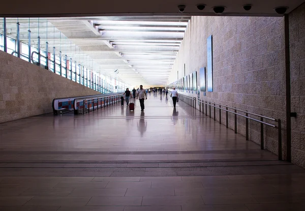 Niezidentyfikowane pasażerów na lotnisku Ben Gurion International. Tel Awiw. Izrael — Zdjęcie stockowe