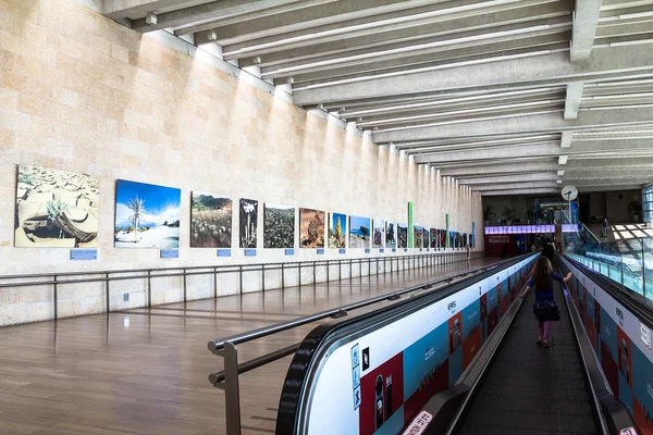 Pasajeros no identificados en escaleras mecánicas horizontales en el aeropuerto Ben Gurion. Aviv. Israel —  Fotos de Stock