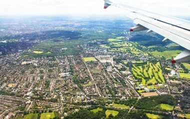 Büyük uçak azalmaya başlar ve Heathrow Havaalanı'na iniş için hazırlar. Londra. İngiltere