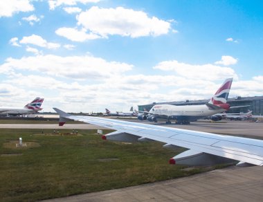 Heathrow Havaalanı'na iniş sonra uçak Airbus A-320 Taksilemek. Londra. İngiltere