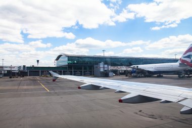 Heathrow Havaalanı'na iniş sonra uçak Airbus A-320 Taksilemek. Londra. İngiltere