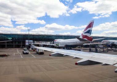 Heathrow Havaalanı'na iniş sonra uçak Airbus A-320 Taksilemek. Londra. İngiltere