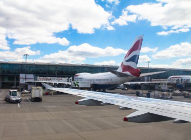 Heathrow Havaalanı'na iniş sonra uçak Airbus A-320 Taksilemek. Londra. İngiltere