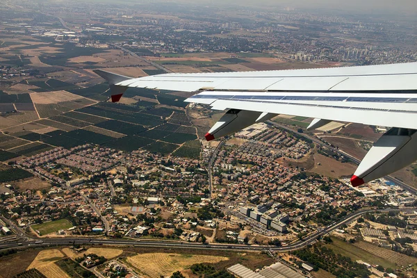 Avión jet de pasajeros grande sobre los alrededores de Tel Aviv con enfoque suave —  Fotos de Stock