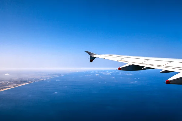 Большой пассажирский реактивный самолет набирает высоту после взлета из международного аэропорта Бен-Гурион с мягким фокусом. Тель-Авив. Израиль — стоковое фото