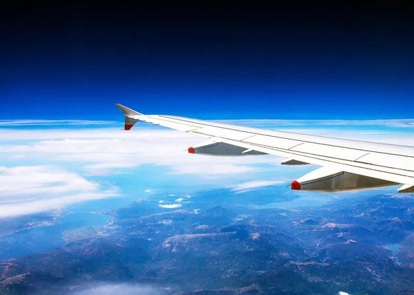 Vuelo sobre Rodas sobre fondo de cielo azul profundo con enfoque suave —  Fotos de Stock