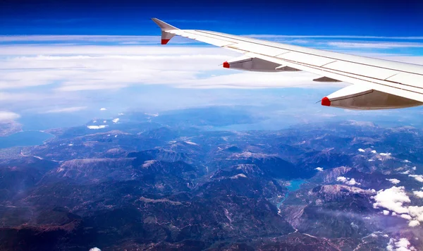 Flug über Rhodos auf tiefblauem Himmelshintergrund mit weichem Fokus — Stockfoto