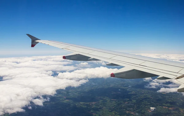 Nubes sobre el paisaje de Inglaterra desde la gran ventana de la avioneta — Foto de Stock