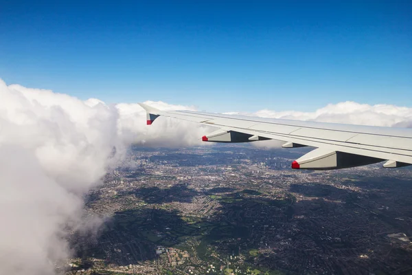 Duży samolot zaczyna się obniżać i przygotowuje się do lądowania na lotnisku Heathrow z nieostrość. Londyn. Wielka Brytania — Zdjęcie stockowe