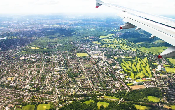 大きな飛行機に低下し始めるし、ヒースロー空港で着陸のために準備します。ロンドン。イギリス — ストック写真