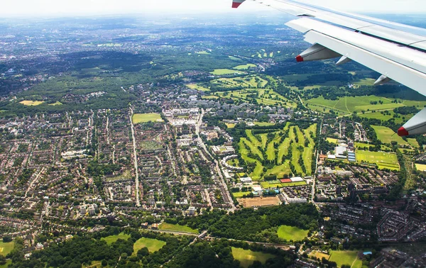 Stora flygplan börjar sjunka och förbereder för landning på flygplatsen Heathrow. London. Storbritannien — Stockfoto